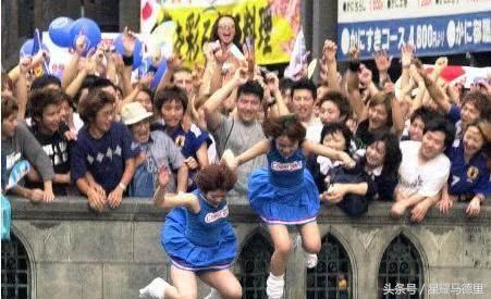 日本球迷跳河庆祝世界杯出线（日本球迷太疯狂！为世界杯首胜跳河庆祝，四年前出局他们也这么干）