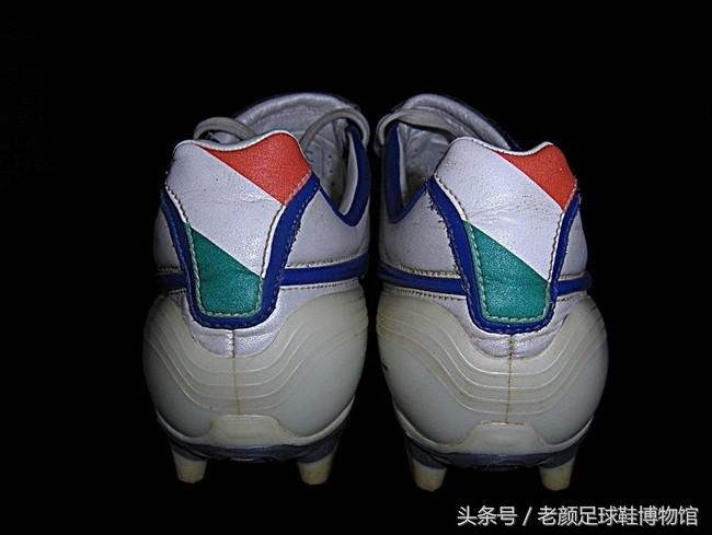 世界杯上穿的都是什么足球鞋(06年世界杯nike足球鞋盘点，钩子党三箭齐发，德国绿茵场国旗飘扬)
