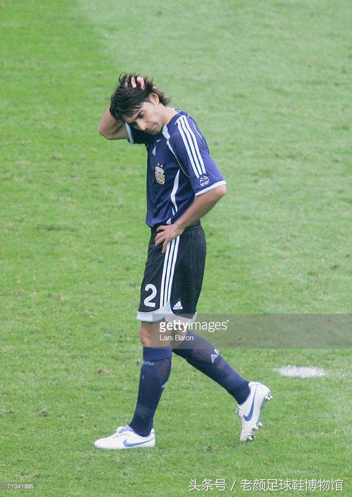 世界杯上穿的都是什么足球鞋(06年世界杯nike足球鞋盘点，钩子党三箭齐发，德国绿茵场国旗飘扬)