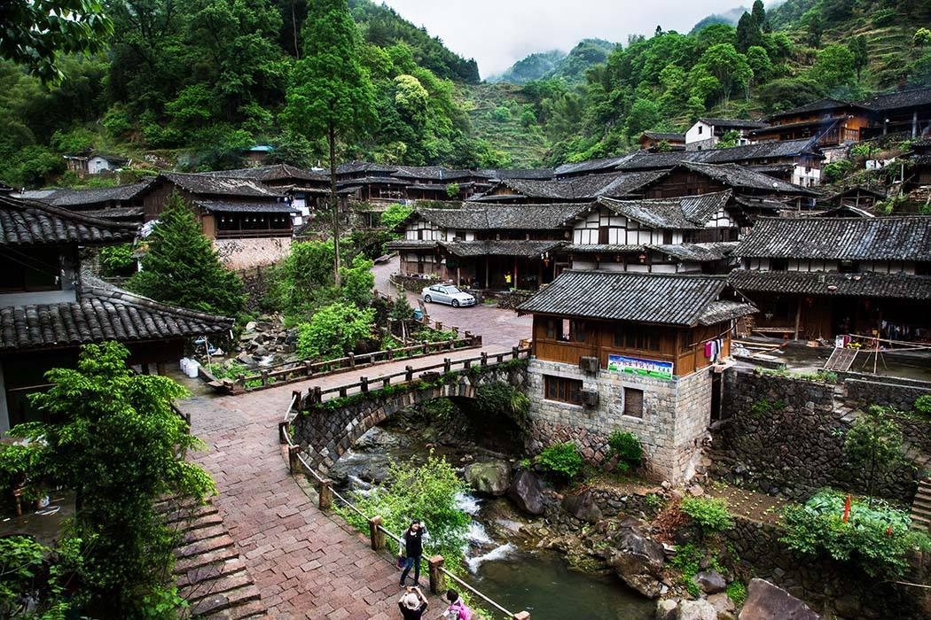 唐诗中最诗情画意的山村景色：雨里鸡鸣一两家，竹溪村路板桥斜
