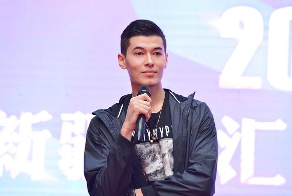 cba男隊員哪個帥（CBA現役10大顏值擔當：新疆雙鋒攜手入選，遼籃隊長盛世美顏）