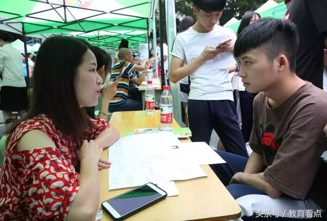 广州市技师学院——企业入校“抢人”，月薪6千过万不稀奇