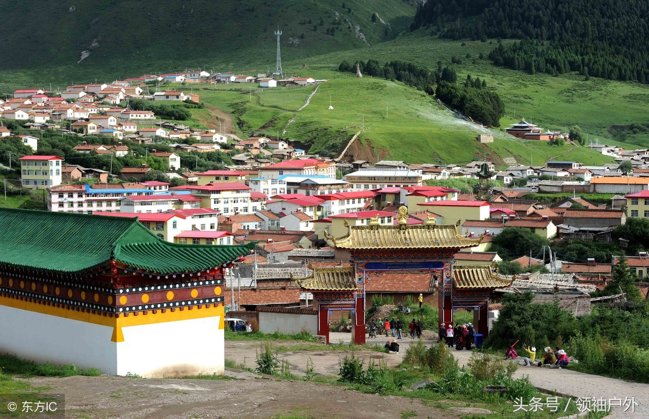 郎木寺是一个藏在深山里的小镇,位于甘南藏族自治州碌曲县南90公里处