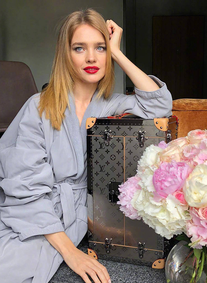 沃佳诺娃俄罗斯世界杯(超模纳塔利穿白色套装现身世界杯