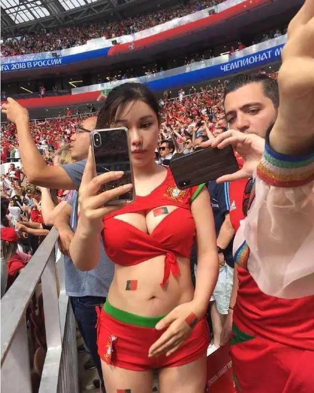 世界杯中国女球迷送吻(中国美女网红衣着暴露，胸前绘葡萄牙国旗引男球迷主动送吻)