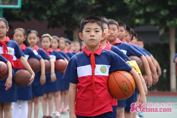 济宁市中小学篮球比赛在哪里(与全国青年篮球队员“共投篮” 济宁观音阁小学打造篮球主题学校)