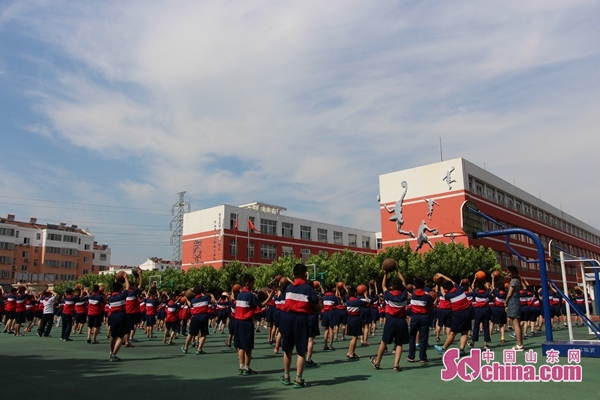 济宁市中小学篮球比赛在哪里(与全国青年篮球队员“共投篮” 济宁观音阁小学打造篮球主题学校)