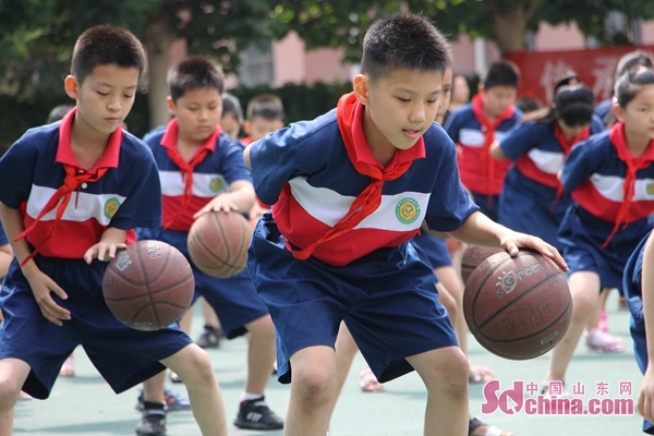 济宁市中小学篮球比赛在哪里(与全国青年篮球队员“共投篮” 济宁观音阁小学打造篮球主题学校)