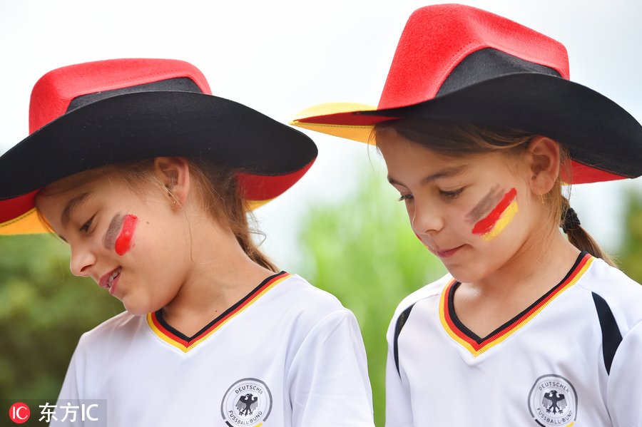 萌化了！德国小球迷全身德意志元素拍摄写真 看完都想生孩子了