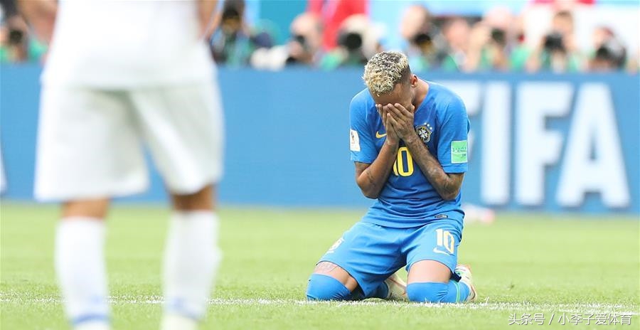 巴西连进两球迎首胜(巴西队2-0取得首胜！内马尔赛后哭泣，他的压力有多大谁知道？)