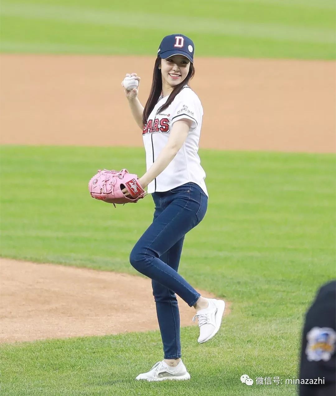 身材也是和长相一样圆润有曲线,非常健康有活力.