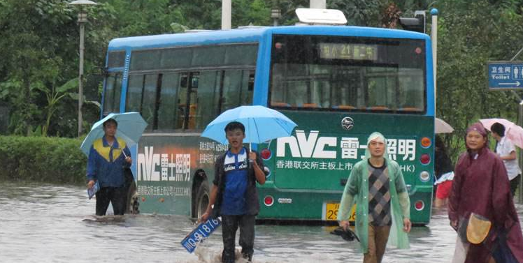 暴雨后路面遗落一堆车牌，交警提醒：用错螺丝要扣12分！