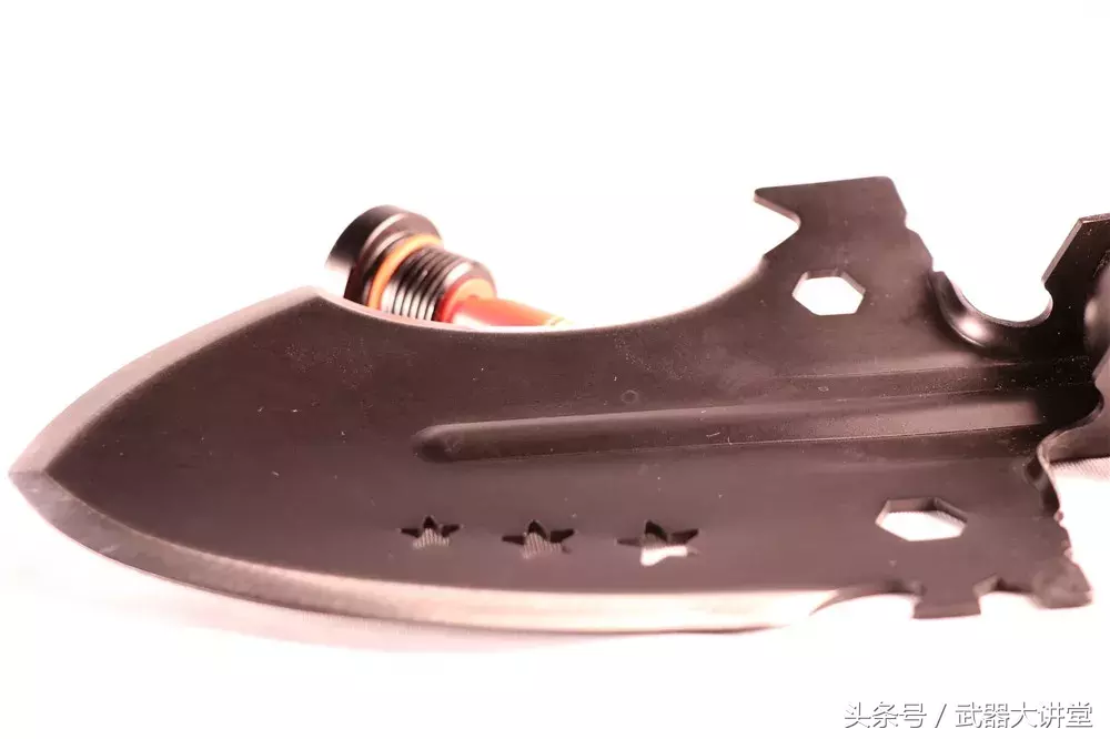 德国冷兵器的典型代表,多功能月牙2代工兵铲