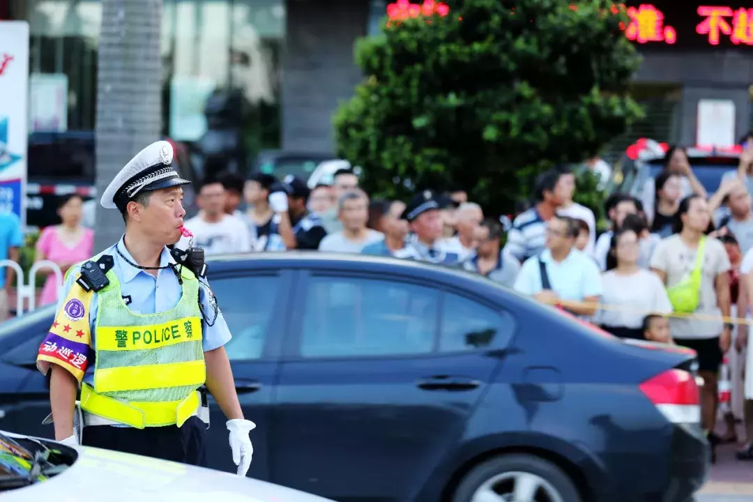 200万奥迪A8交警面前加速被抓拍到