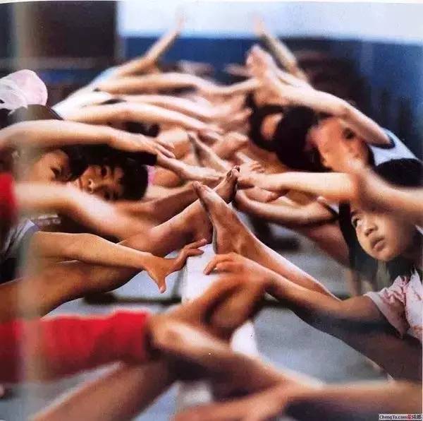 一位日本摄影师36年前偷拍中国孩子，却给我们留下纯真年代