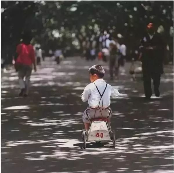 一位日本摄影师36年前偷拍中国孩子，却给我们留下纯真年代