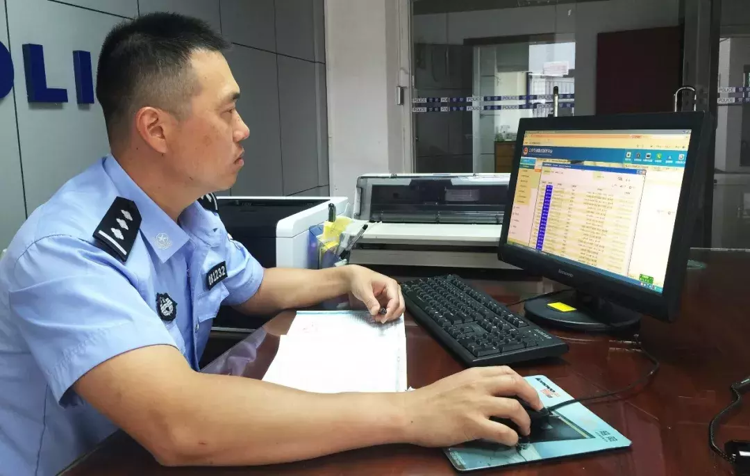 200万奥迪A8因在交警身边加速被抓！被罚11000元，并拘留20天