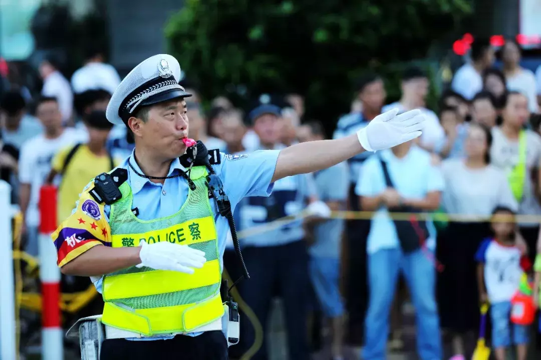 200万奥迪A8因在交警身边加速被抓！被罚11000元，并拘留20天