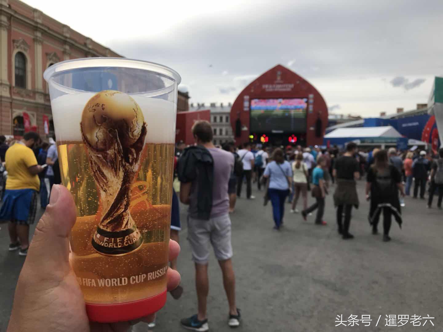 世界杯现场的啤酒多钱一杯(“世界杯球迷公园”一杯百威竟卖35元！啤酒妹漂亮，杯子能发光！)