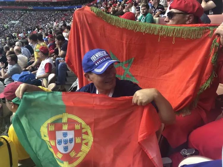 小姐姐让别的人看世界杯(成都小姐姐俄罗斯现场看世界杯——葡萄牙vs摩洛哥，太欢乐了！)