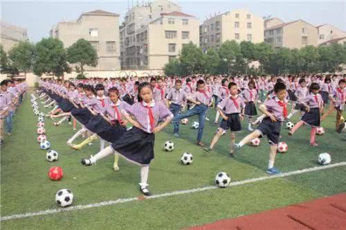 比中国足球还搞笑的是中国足球电影