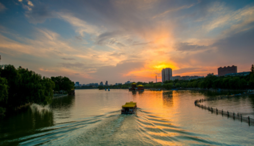 大明湖夕阳妩媚动人，为水波粼粼的湖面，带来一丝别有韵味的平静