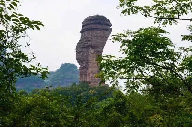 世界杯打得火热(世界杯打得火热，有人居然在丹霞山发现了“大力神杯”)