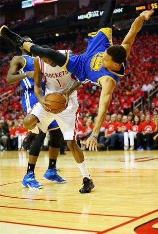 为什么nba球员不会崴脚(8图看NBA球星空中失衡的一瞬间：老将不会因怕受伤而不跳)