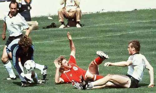 为什么足球比赛四五场连开（世界杯扫盲科普：为什么小组赛最后一轮同组两场是同时开踢？）