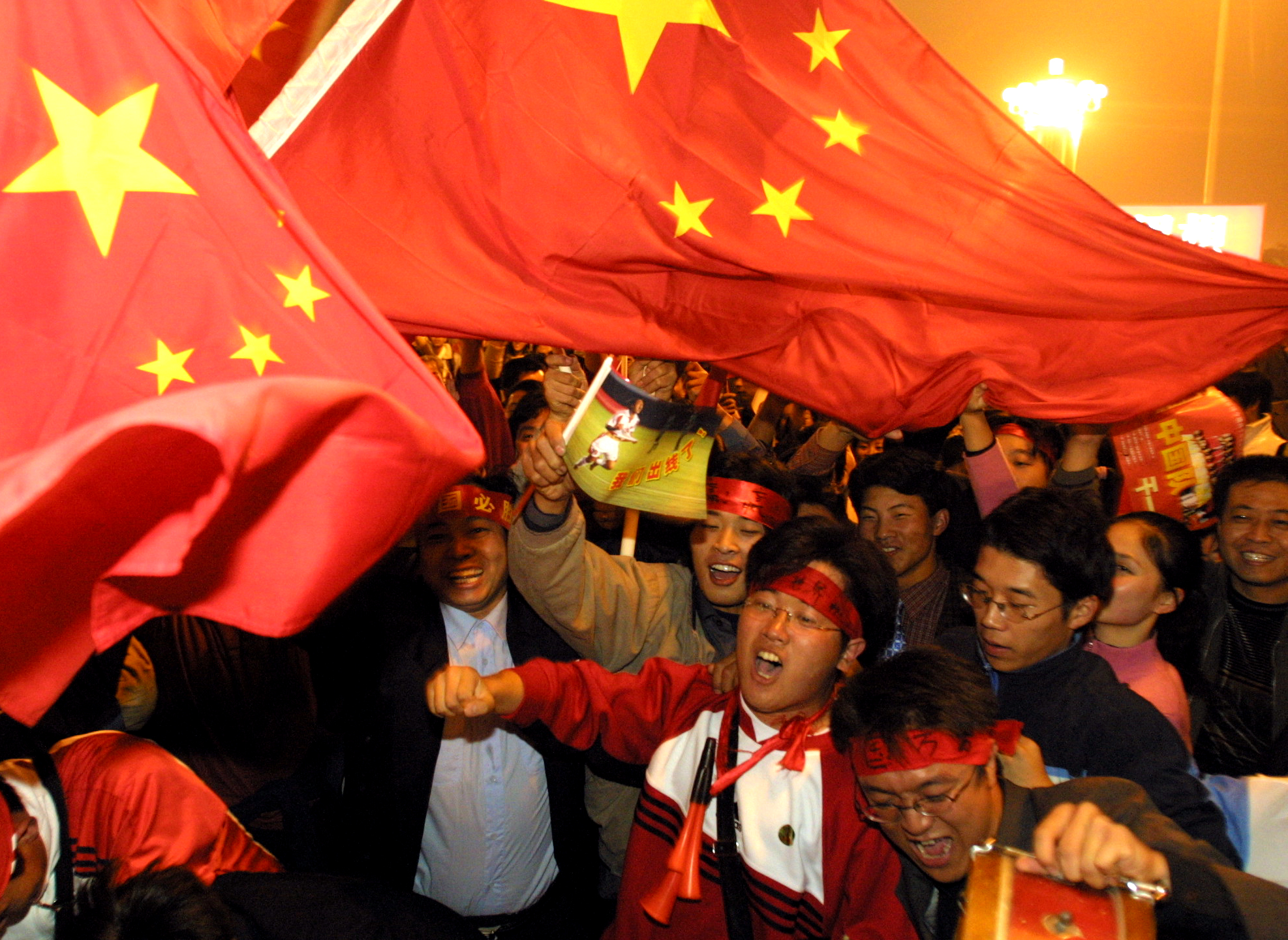 2001国足进世界杯足球号外(硬盘深处:2001中国队出线 我把消息带到