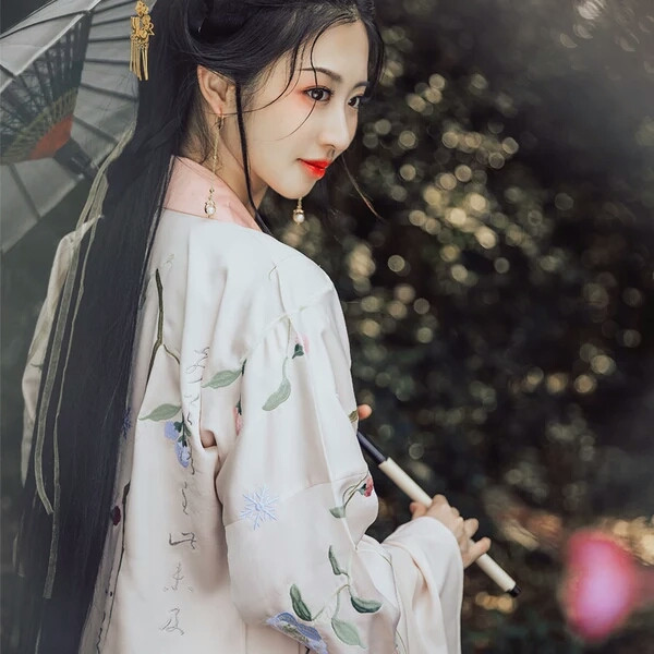 10首描写长发美人的古诗词，太美了，现在很多女子怎么不留长发了