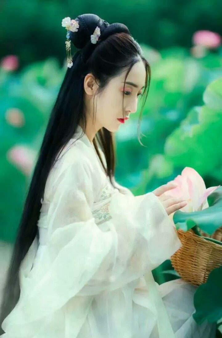 10首描写长发美人的古诗词，太美了，现在很多女子怎么不留长发了