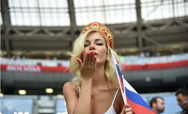 世界杯出现大美女(世界杯女球迷美出新高度！波兰球迷最傲人，伊朗球迷最抢镜)