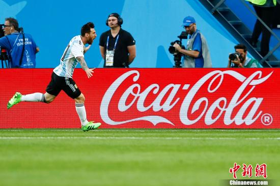 86年世界杯阿根廷庆祝（梅西罗霍建功！阿根廷2-1险胜尼日利亚出线）