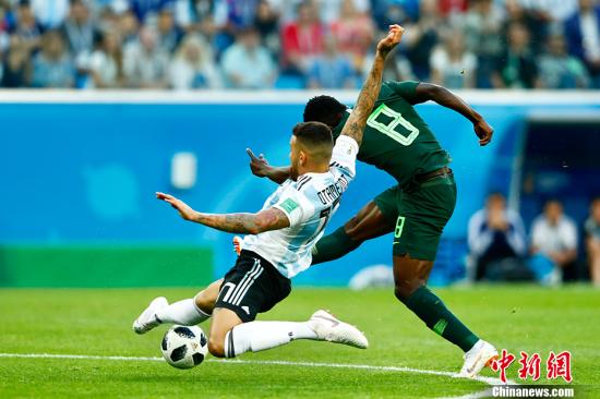 86年世界杯阿根廷庆祝（梅西罗霍建功！阿根廷2-1险胜尼日利亚出线）