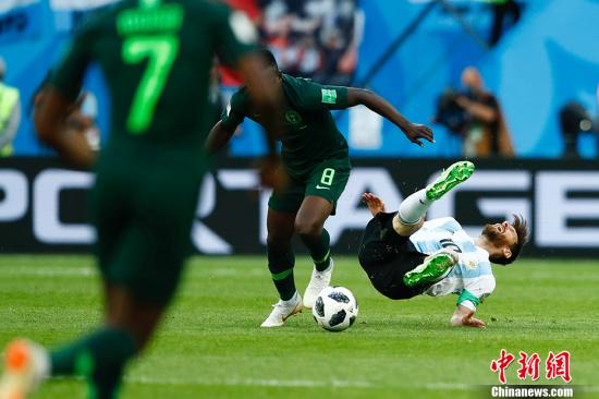 86年世界杯阿根廷庆祝（梅西罗霍建功！阿根廷2-1险胜尼日利亚出线）