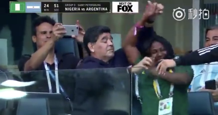 马拉多纳2018世界杯庆祝图片（马拉多纳全场表情包！癫狂庆祝，掩面叹息，绝杀狂喜又竖不雅手势）