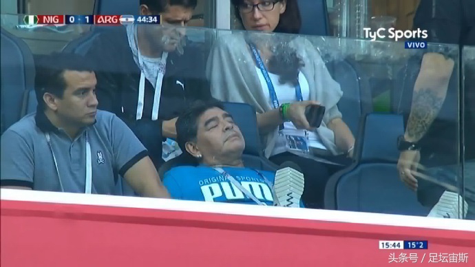 阿根廷举中指世界杯(阿根廷生死巨变3次！马拉多纳睡醒怒竖中指发泄 梅西笑领最佳奖杯)