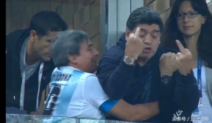 阿根廷举中指世界杯(阿根廷生死巨变3次！马拉多纳睡醒怒竖中指发泄 梅西笑领最佳奖杯)