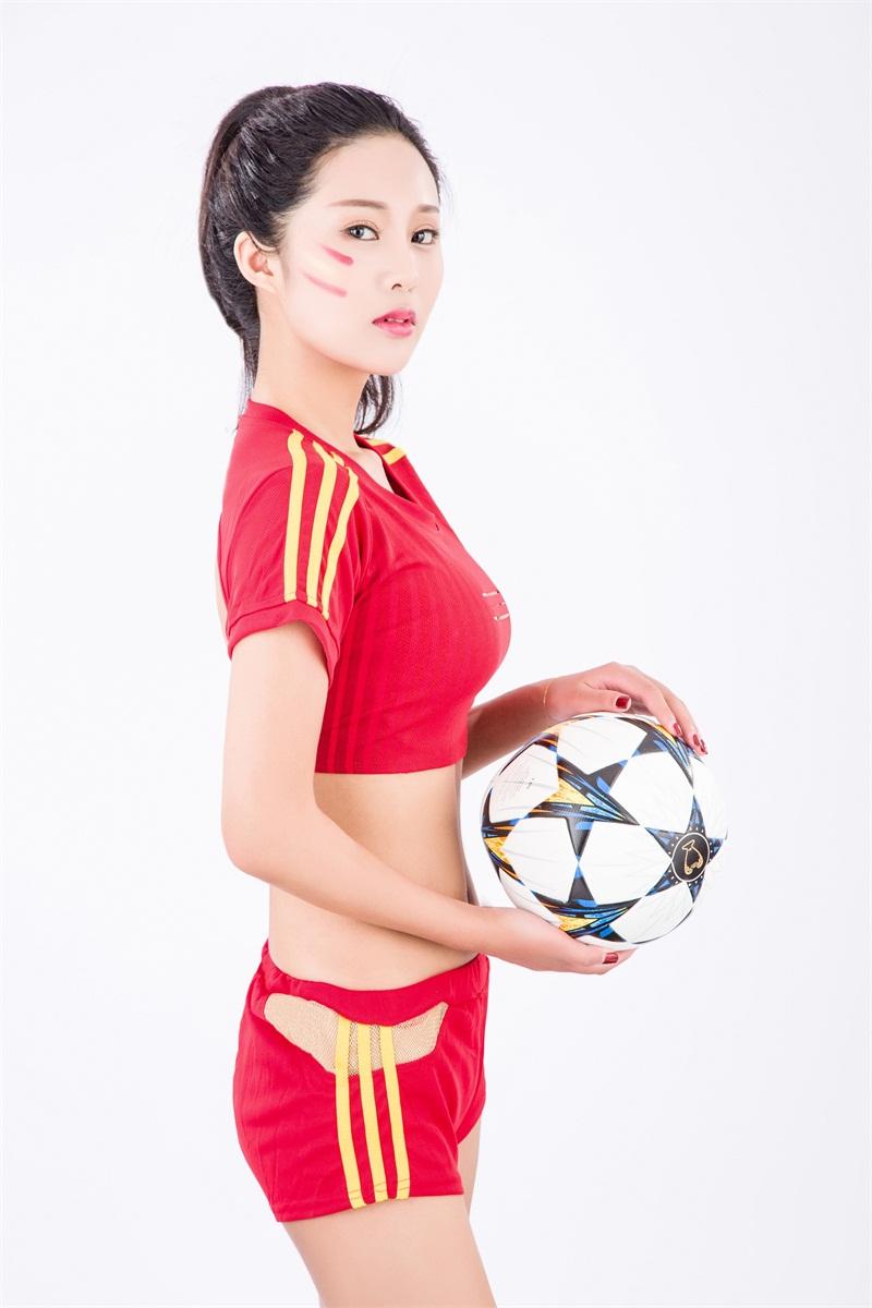 玩足球的cc在哪里直播（飛機杯碰撞世界杯!CC女主播另類俄羅斯直播）