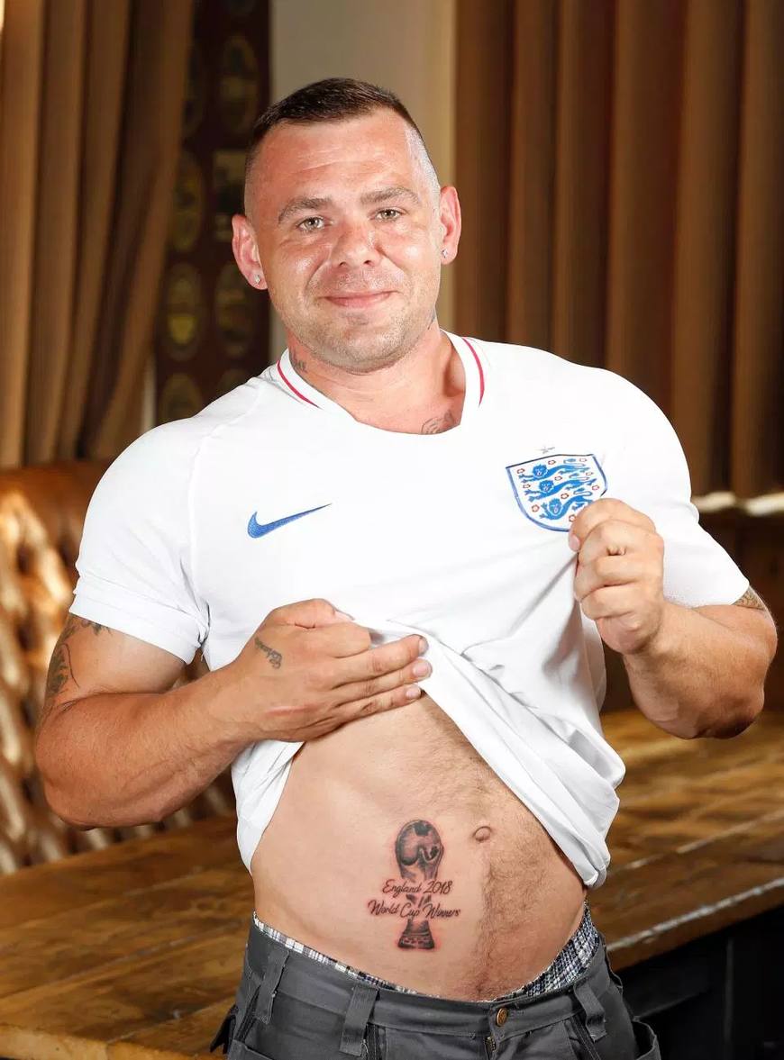 球世界杯球员的纹身(铁杆球迷将大力神杯纹在肚皮上 相信2018世界杯