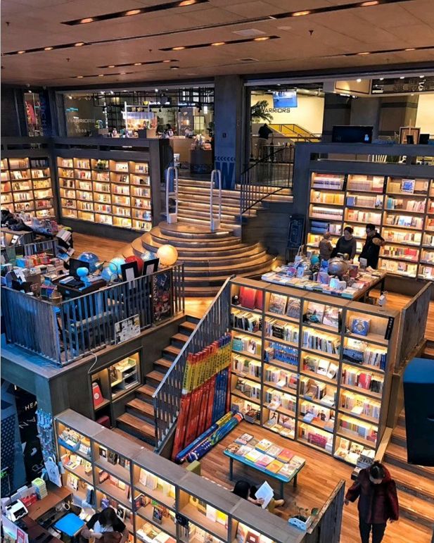 touch12街最网红的是三联书店,于繁华商圈中的一抹安静之处.