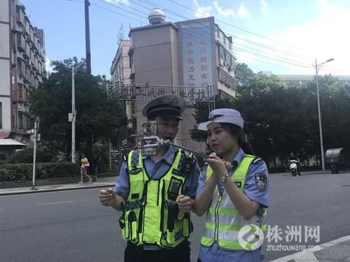 行车安全世界杯(宣传世界杯期间行车安全 交警开起了“微直播”)