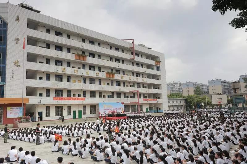 柳州柳邕高中有足球场吗（搞事情！柳州这所高中又要火了，竟然是因为这个……）