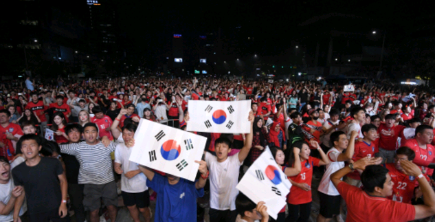 世界杯夺冠粉丝沸腾时刻(韩国国内沸腾了！球迷喜极而泣，狂欢庆祝堪比世界杯夺冠)