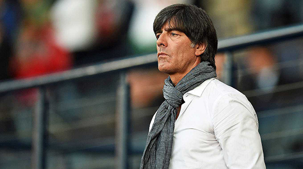 英国媒体就曾写道:"勒夫是这个世界上最能把围巾系成花的男人