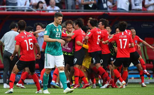 世界杯德国为什么打韩国队</h2>

<p>　　比赛充满了戏剧性。常规时间90分钟里，德国队攻势很猛，但德国是却始终无法敲开韩国队的球门。时间进入到补时阶段，充满戏剧性的一幕出现了，韩国球员金英权在乱战之中，门前捡漏，推射空门得手。此后，被彻底打懵的德国队完全崩盘了，又在补时最后一分钟遭到重创，被韩国王牌射手孙兴慜再进一球。</p>

<p>　　<img alt=