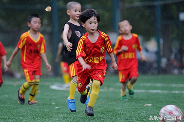 塑胶场地足球鞋买什么（足球从娃娃抓起，如何选一双既安全又舒适的儿童足球鞋？）