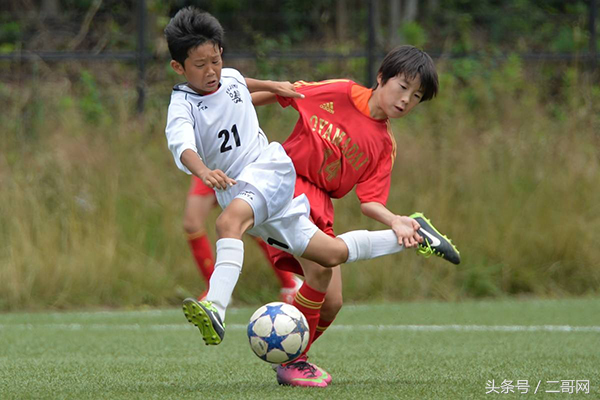 塑胶场地足球鞋买什么（足球从娃娃抓起，如何选一双既安全又舒适的儿童足球鞋？）