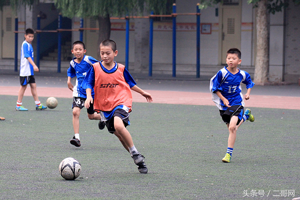 塑胶场地足球鞋买什么（足球从娃娃抓起，如何选一双既安全又舒适的儿童足球鞋？）